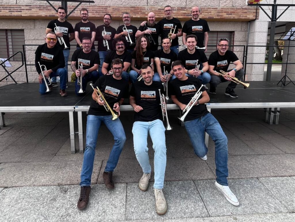 Participantes del II Encuentro con la camiseta del Encuentro, en la plaza de El Berrueco
