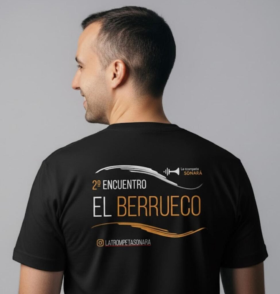 Carles Camarasa con la camiseta del II Encuentro de El Berrueco, por detrás