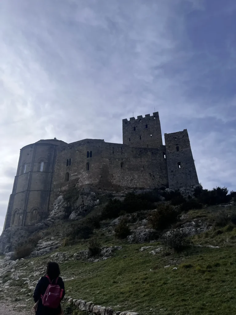 El castillo de Loarre visto desde abajo