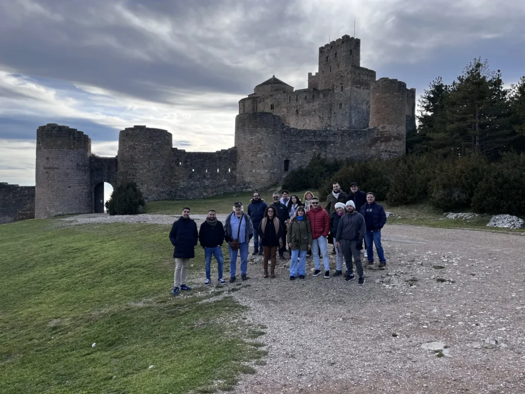 El grupo del primer Encuentro delante del castillo de Loarre