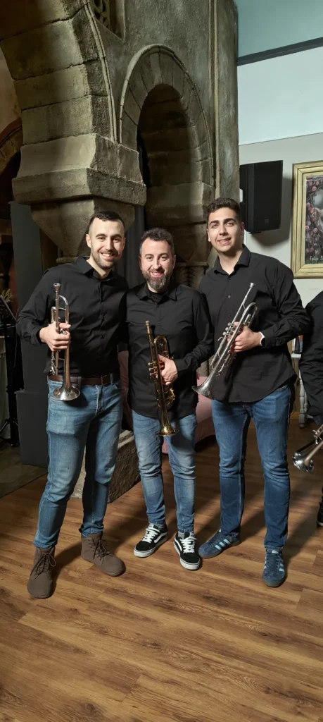 Teles Moreno, Antonio Torres y Carles Camarasa con sus trompetas en Loarre
