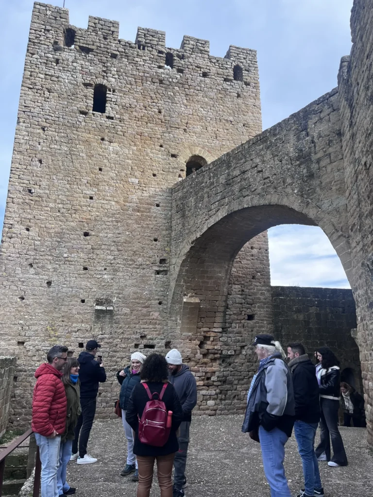El grupo en la puerta en arco del castillo de Loarre
