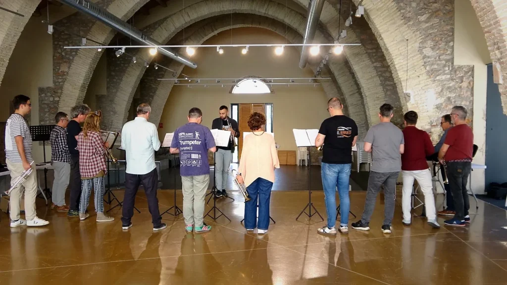 Los participantes en círculo en la sala de ensayo del Magatzem de la Mar