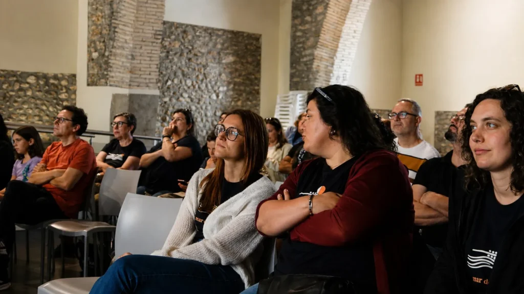 Público sentado durante el concierto