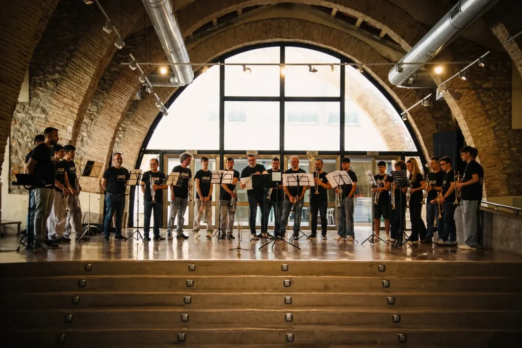 El grupo completo ensayando bajo el gran ventanal en arco del Magatzem de la Mar