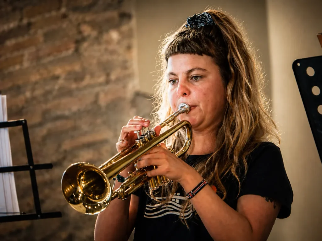 Una trompetista tocando durante el ensayo
